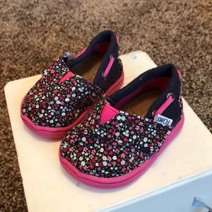 Toms babygirl shoes !!